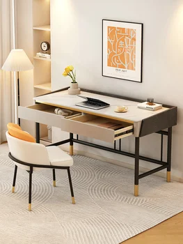 Kremas stiliaus roko valdybos stalas, minimalistinis modernus biuras, paprastas kompiuterio darbalaukyje, studentas namų